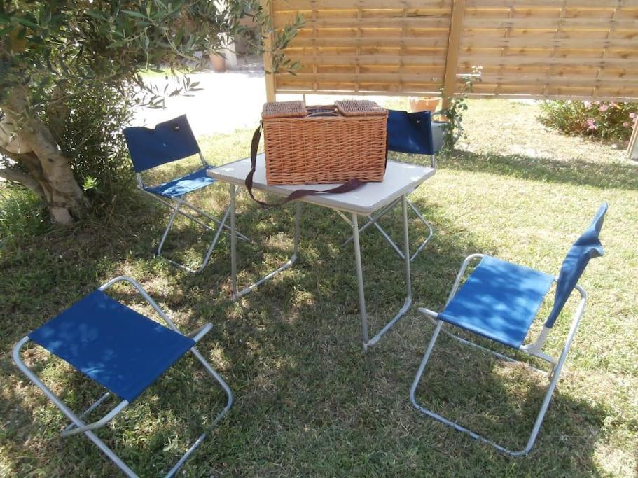 Gite A Caromb Esterno foto